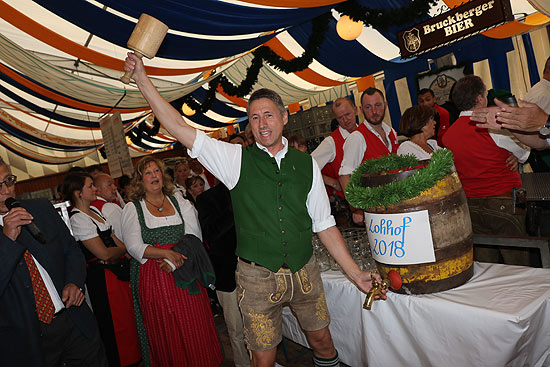 Anstich 2018 durch den Ersten Bürgermeister Christoph Böck am 18.05.2018 mit nur 2 Schlägen (©Foto: Martin Schmitz)
